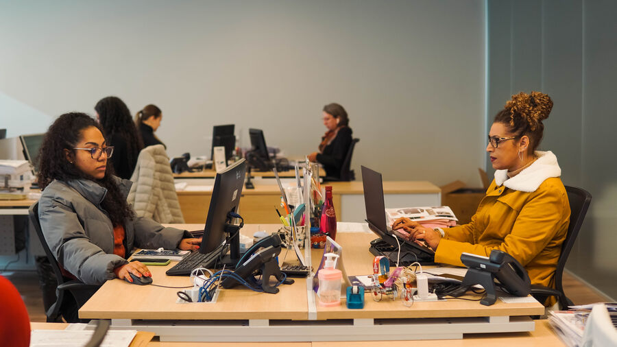 Equipe de sourcing trabalhando nas estações do escritório de São Paulo
