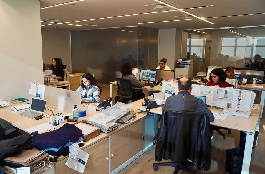Mesas de trabalho com peças, fichas técnicas e amostras